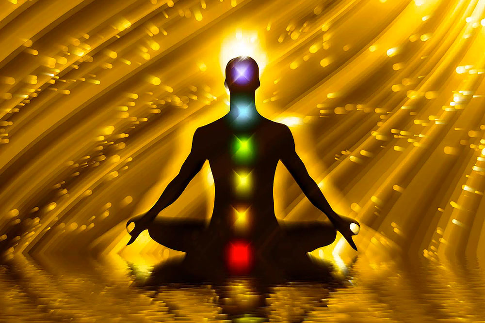 Homme pratiquant la méditation transcendantale pour bien-être corporel