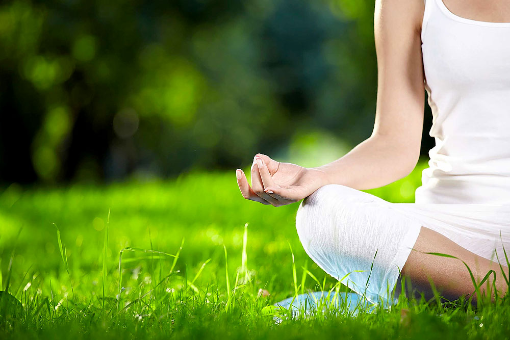 Femme pratiquant le yoga pour libérer son esprit
