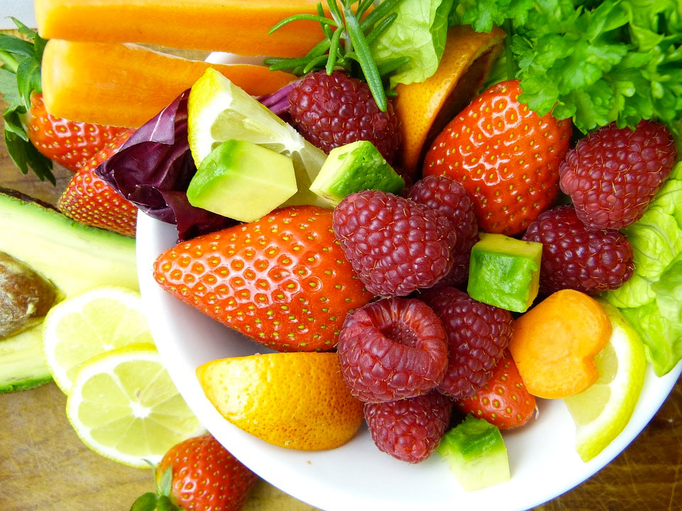 Assortiment coloré de fruits et légumes frais