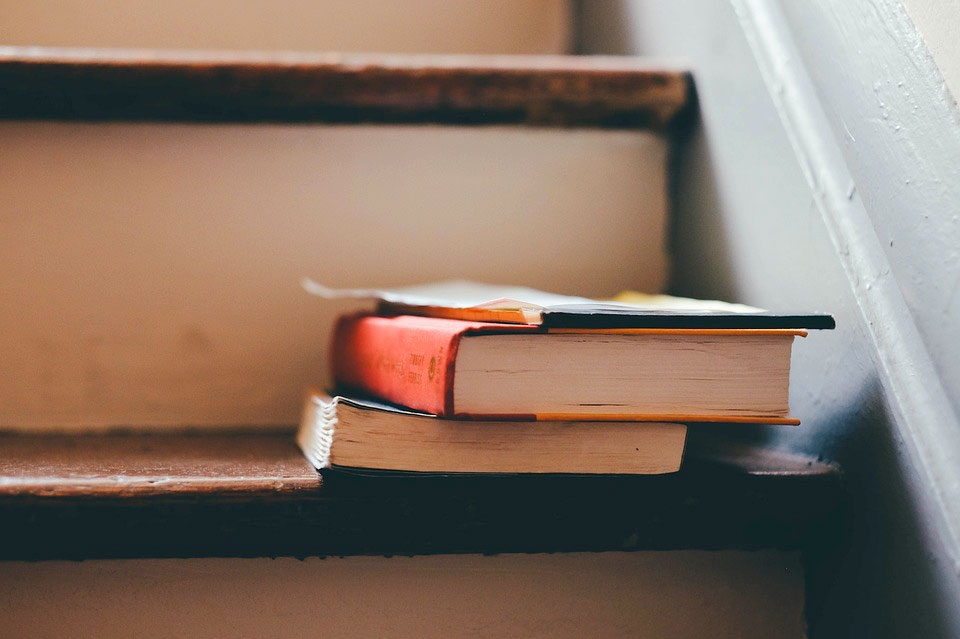 Étudiant organisant des révisions pour les examens