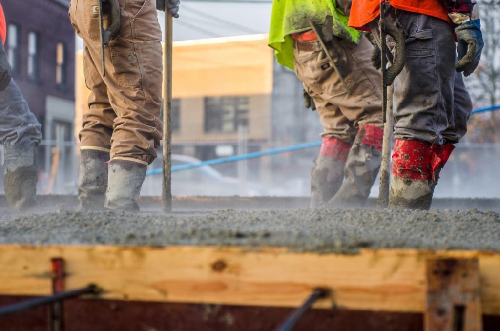 Ouvriers en train de réaliser des travaux de construction