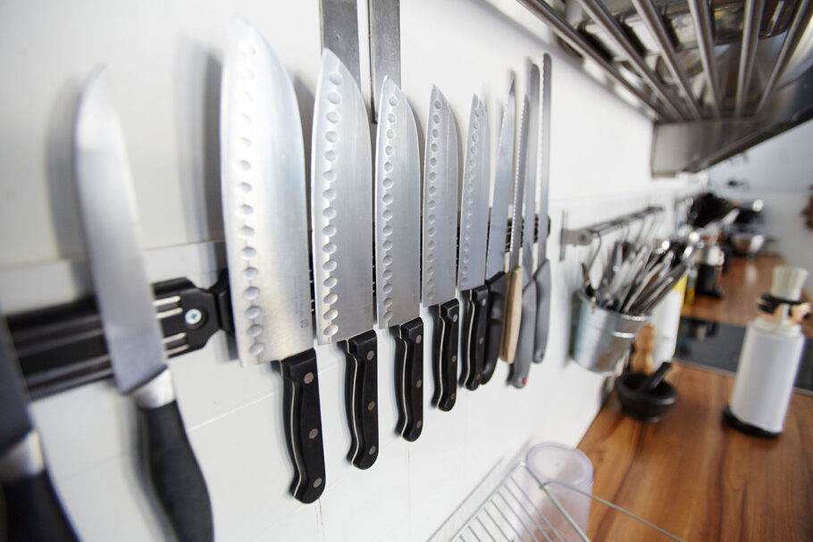Variété de couteaux de cuisine sur fond blanc