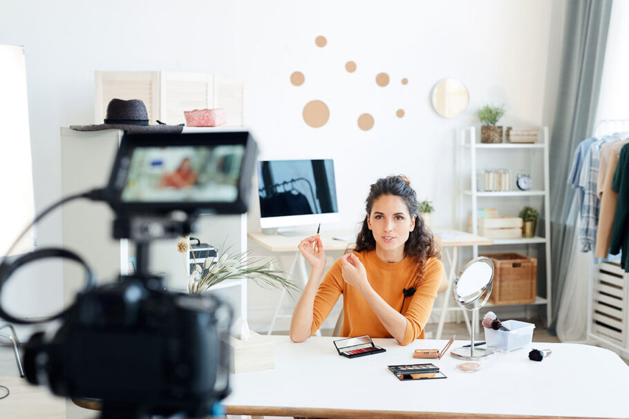 Homme enregistrant une vidéo professionnelle