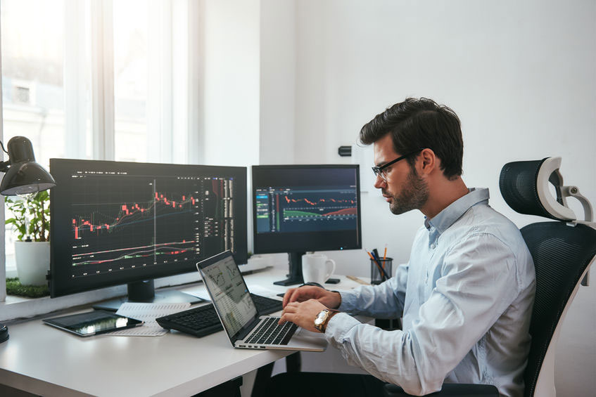 Homme travaillant en tant que trader avec des graphiques